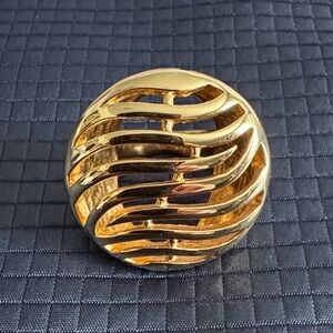 Stainless Steel Elegant Gold-Tone Statement Ring. Size 8 (Acero Inoxidable)